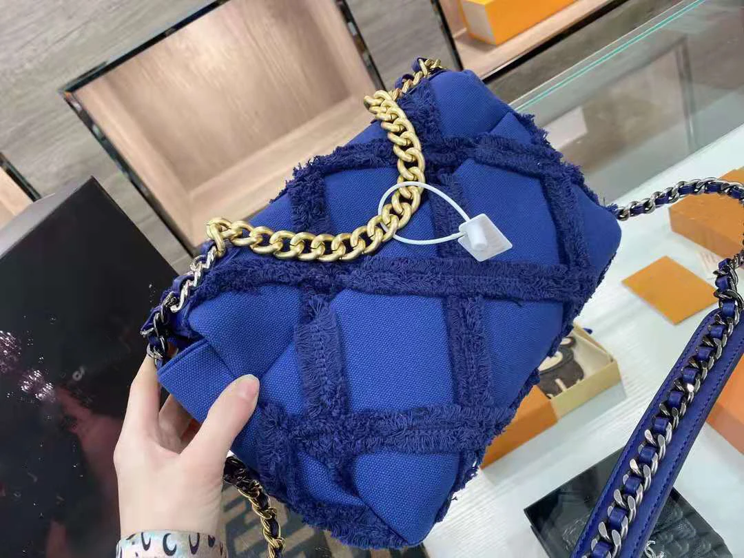 Spring and summer new luxury ladies diagonal cross, handbag denim denim fabric trend, retro all-match size 25CM*17CM
Spring and summer new luxury ladies diagonal cross, handbag denim denim fabric trend, retro all-match size 25CM*17CM