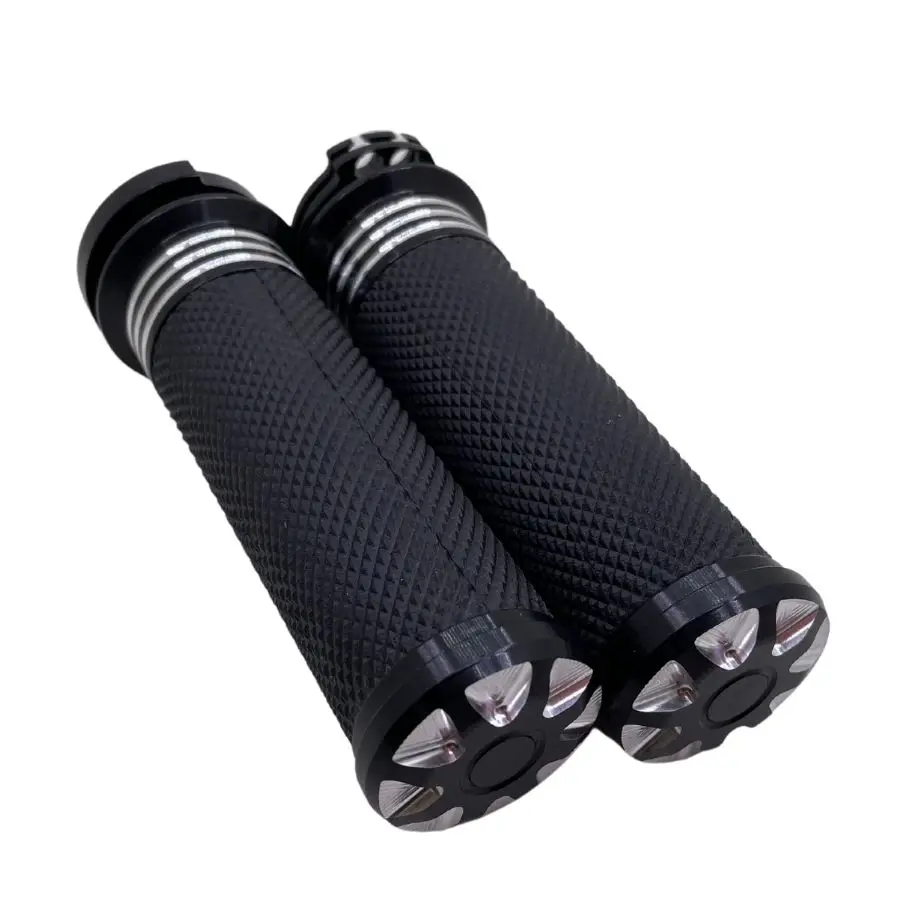 1 Pair 1" 25MM Universal CNC Motorcycle Hand Grips Retro Motorbike Handlebar Parts For Harley Softail Road King Yamaha Dragstar
1 Pair 1" 25MM Universal CNC Motorcycle Hand Grips Retro Motorbike Handlebar Parts For Harley Softail Road King Yamaha Dragstar