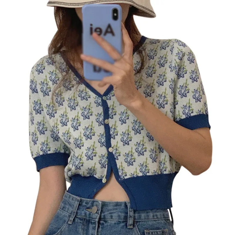 Summer New Retro V-colored Color Tshirt Printing Single Row Buckle Short-sleeved Knit Cardigan Top Femme Casual Dot T-shitt
Summer New Retro V-colored Color Tshirt Printing Single Row Buckle Short-sleeved Knit Cardigan Top Femme Casual Dot T-shitt