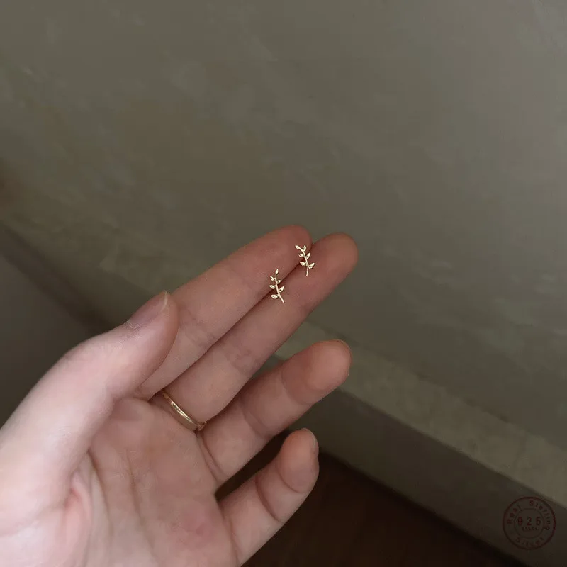 925 Sterling Silver European Style 14k Gold Earrings For Women Simple Olive Branch Leaf Earrings Sweet Cute Student Jewelry
925 Sterling Silver European Style 14k Gold Earrings For Women Simple Olive Branch Leaf Earrings Sweet Cute Student Jewelry