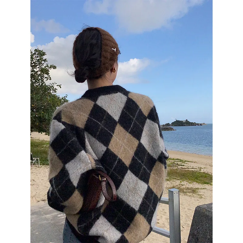 UMI MAO classic diamond grid thick retro knitted cardigan sweater women's outer wear hedging full of autumn and winter feeling
UMI MAO classic diamond grid thick retro knitted cardigan sweater women's outer wear hedging full of autumn and winter feeling