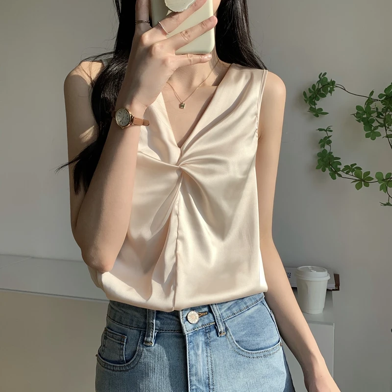 Tank Tops Women 2022 Spring New Fashion Poplin Sleeveless V Neck Slim Thin Tee Shirts Femme Solid Basic Folds Camisole Female
Tank Tops Women 2022 Spring New Fashion Poplin Sleeveless V Neck Slim Thin Tee Shirts Femme Solid Basic Folds Camisole Female