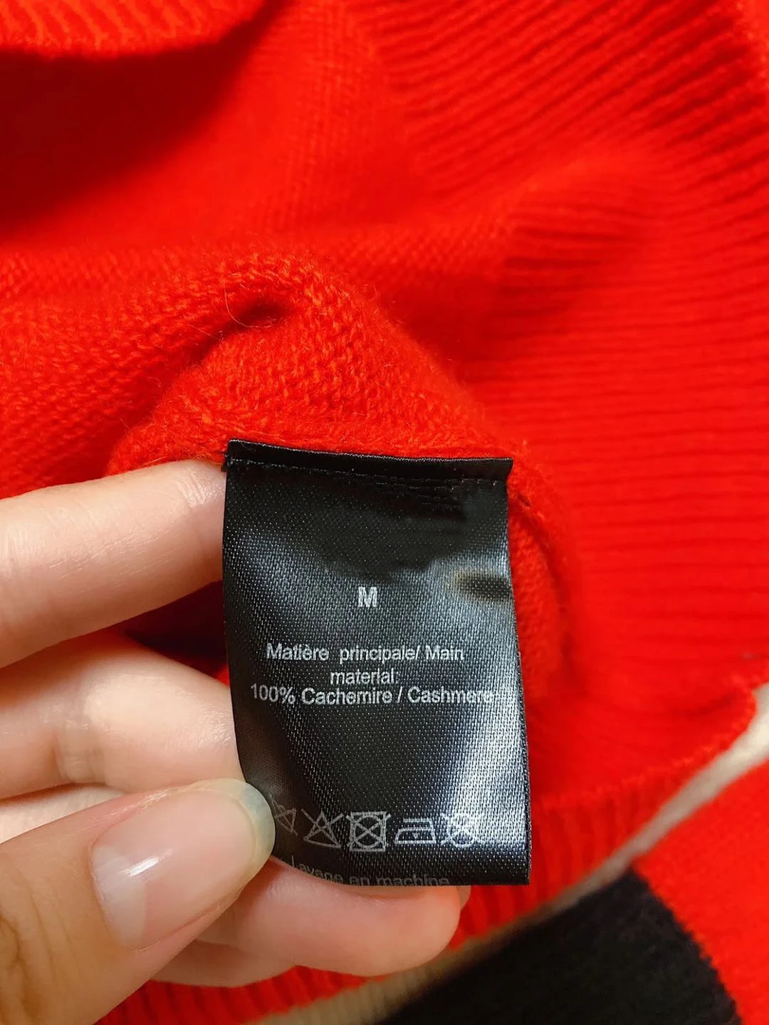 100% Cashmere Winter Letters Embroidery Women Sweater Red Sweater with Shoulder Buttons
100% Cashmere Winter Letters Embroidery Women Sweater Red Sweater with Shoulder Buttons