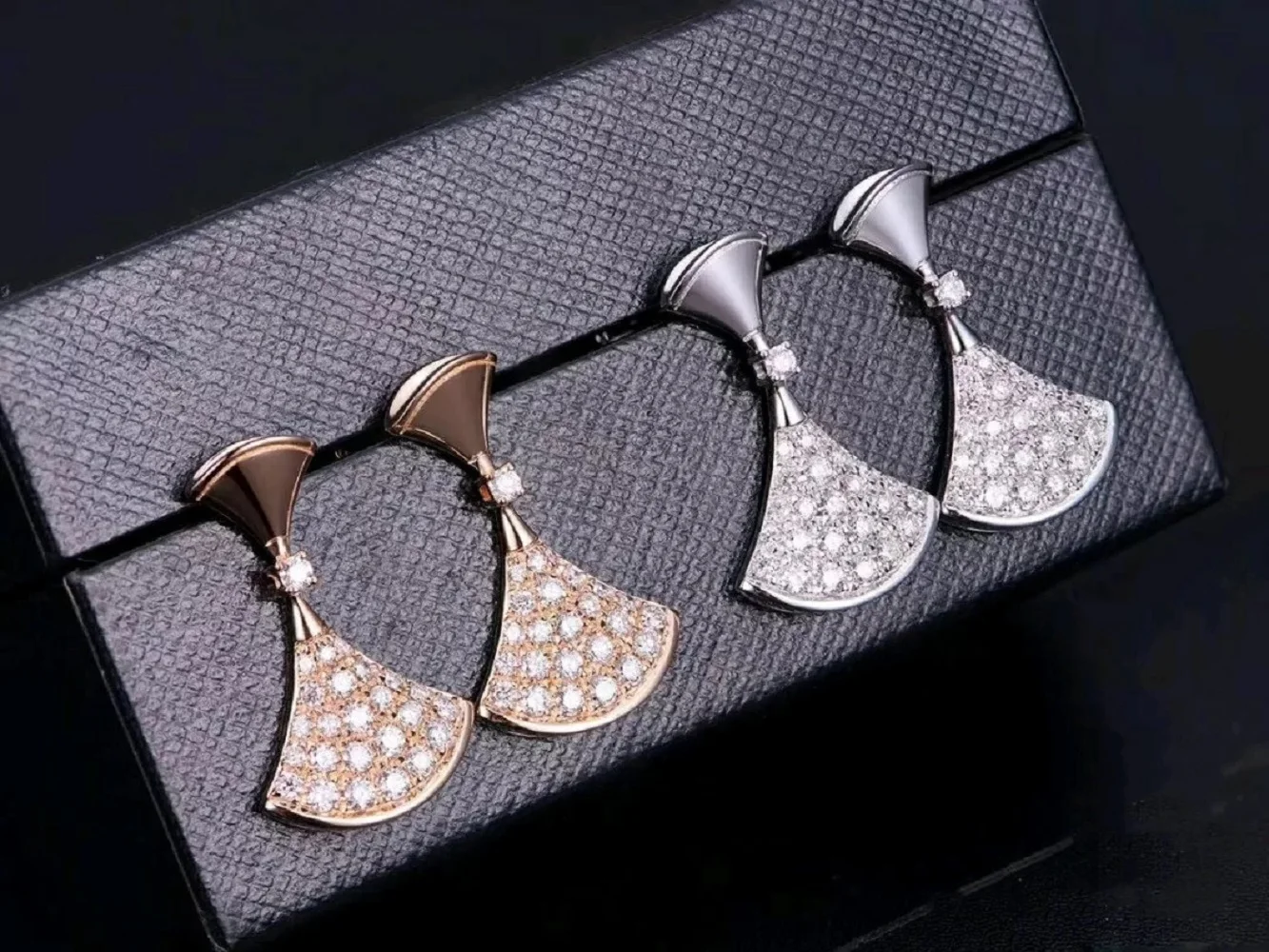 2021 trend luxury brands bul sector zirconia earrings men wedding womens hoop earring
2021 trend luxury brands bul sector zirconia earrings men wedding womens hoop earring