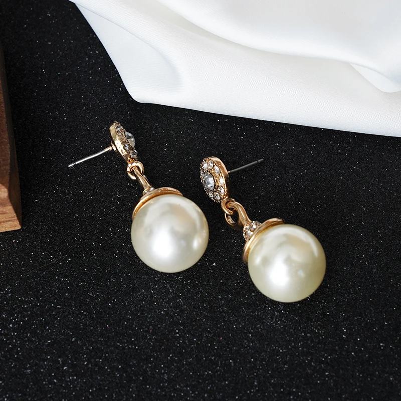 Wedding White Pearl Pendant Stud Earrings Chic Women Rhinestone Geo Round Statament Earrings Elegant Dress Earrings
Wedding White Pearl Pendant Stud Earrings Chic Women Rhinestone Geo Round Statament Earrings Elegant Dress Earrings