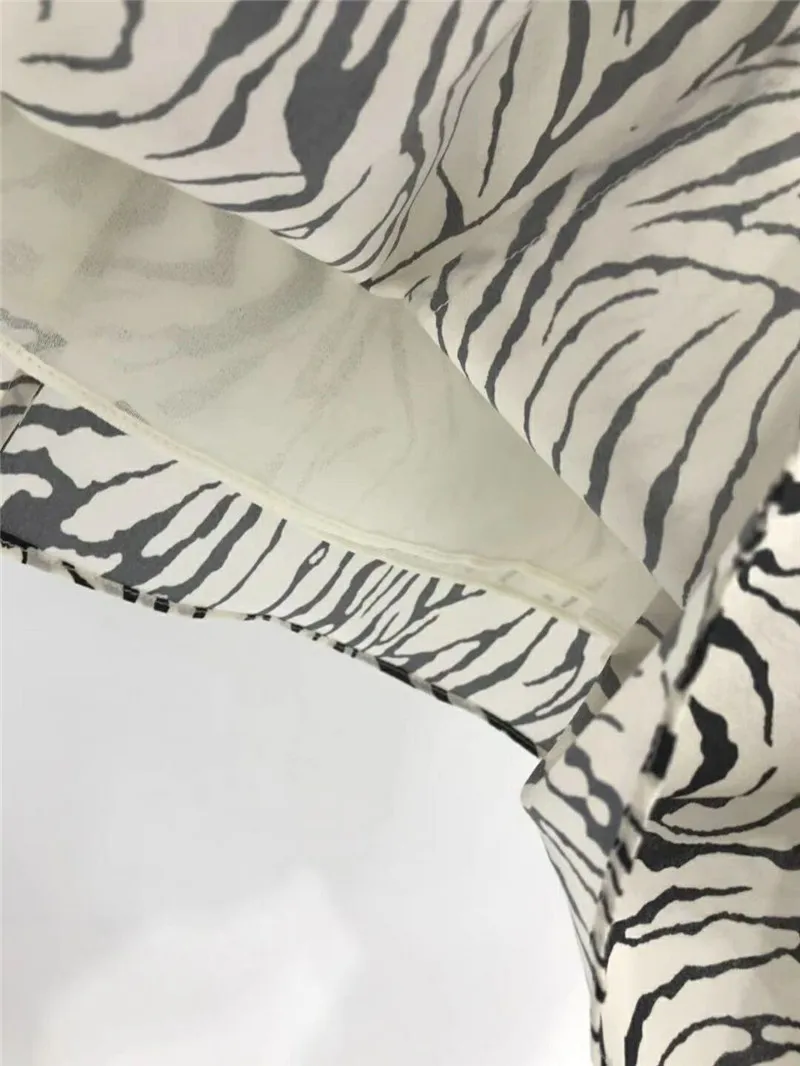 2021 Spring New Fashionable Zebra Pattern Print Silk Skirts Three-dimensional Diagonal Cut Buttock High Waist Midi Silk Skirt
2021 Spring New Fashionable Zebra Pattern Print Silk Skirts Three-dimensional Diagonal Cut Buttock High Waist Midi Silk Skirt