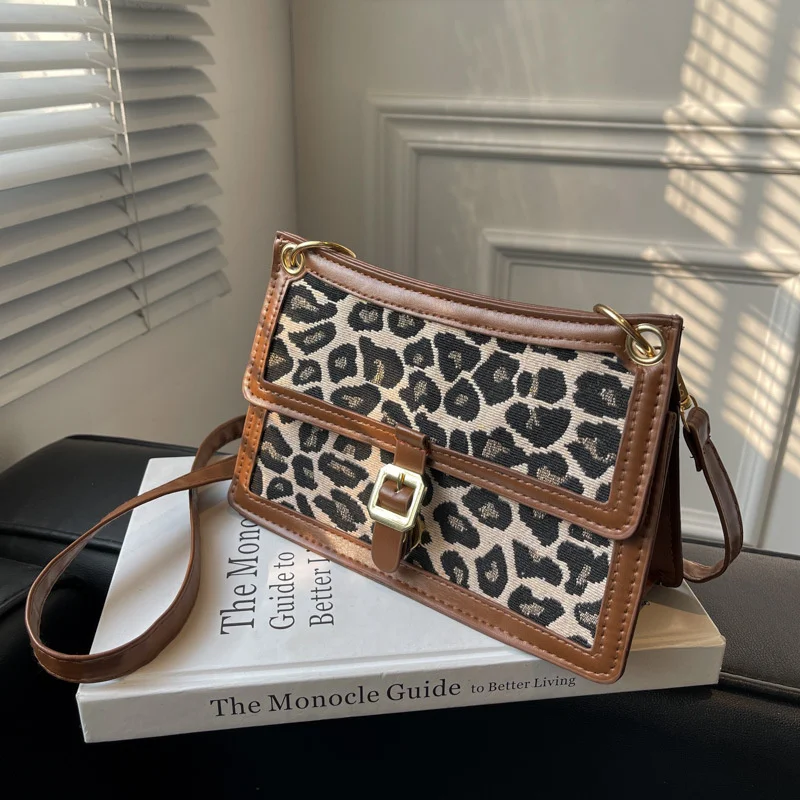 New bags autumn and winter fashion single shoulder bag leopard lock decorative small square Bag Messenger Bag
New bags autumn and winter fashion single shoulder bag leopard lock decorative small square Bag Messenger Bag