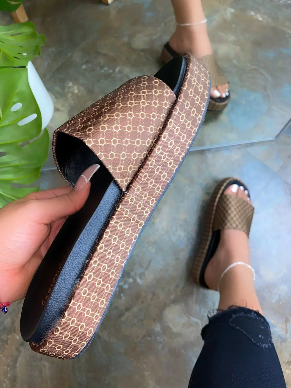 Factory direct sales for autumn and winter new ladies thick-soled pattern tide brand slippers, sponge cake soles, comfortable al
Factory direct sales for autumn and winter new ladies thick-soled pattern tide brand slippers, sponge cake soles, comfortable al