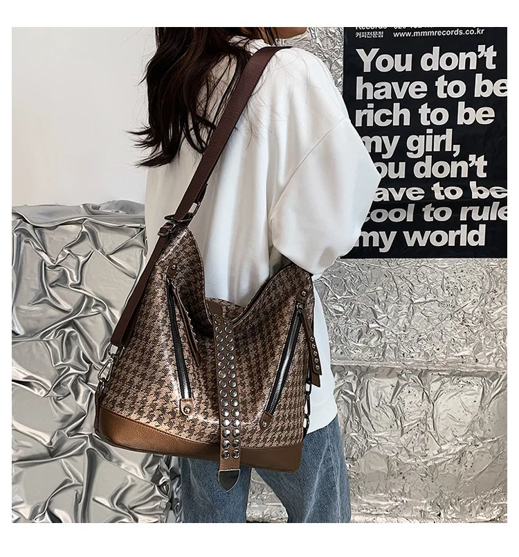 2022 New fashion women's bag trend single-shoulder tote bag multi-purpose printing large-capacity backpack
2022 New fashion women's bag trend single-shoulder tote bag multi-purpose printing large-capacity backpack