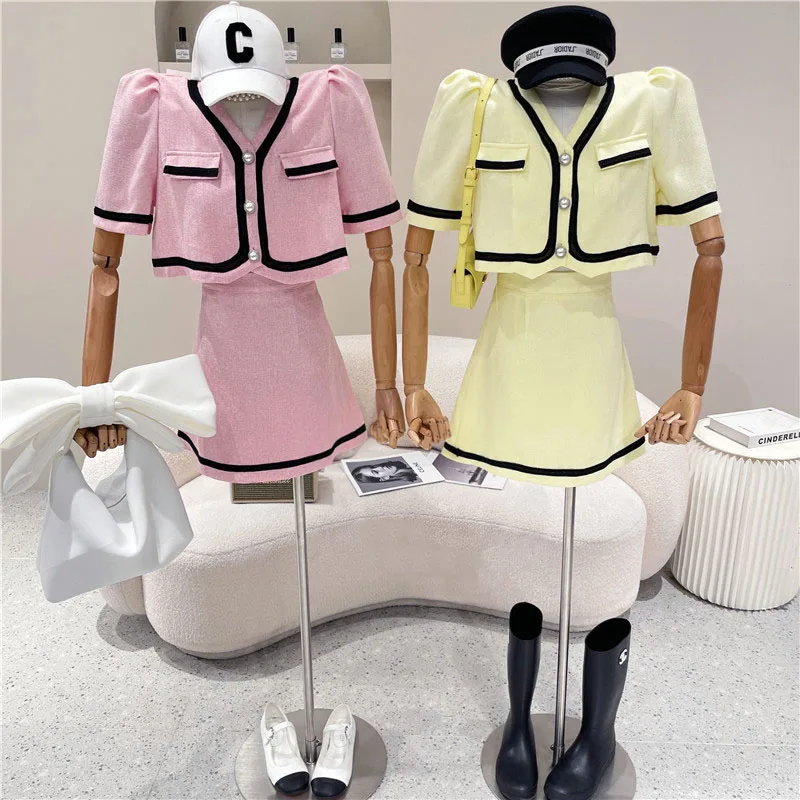 Женский костюм с юбкой, рубашка в стиле ретро с V-образным вырезом и жемчужными пуговицами и короткая юбка, костюм из двух предметов, лето 2021
Женский костюм с юбкой, рубашка в стиле ретро с V-образным вырезом и жемчужными пуговицами и короткая юбка, костюм из двух предметов, лето 2021