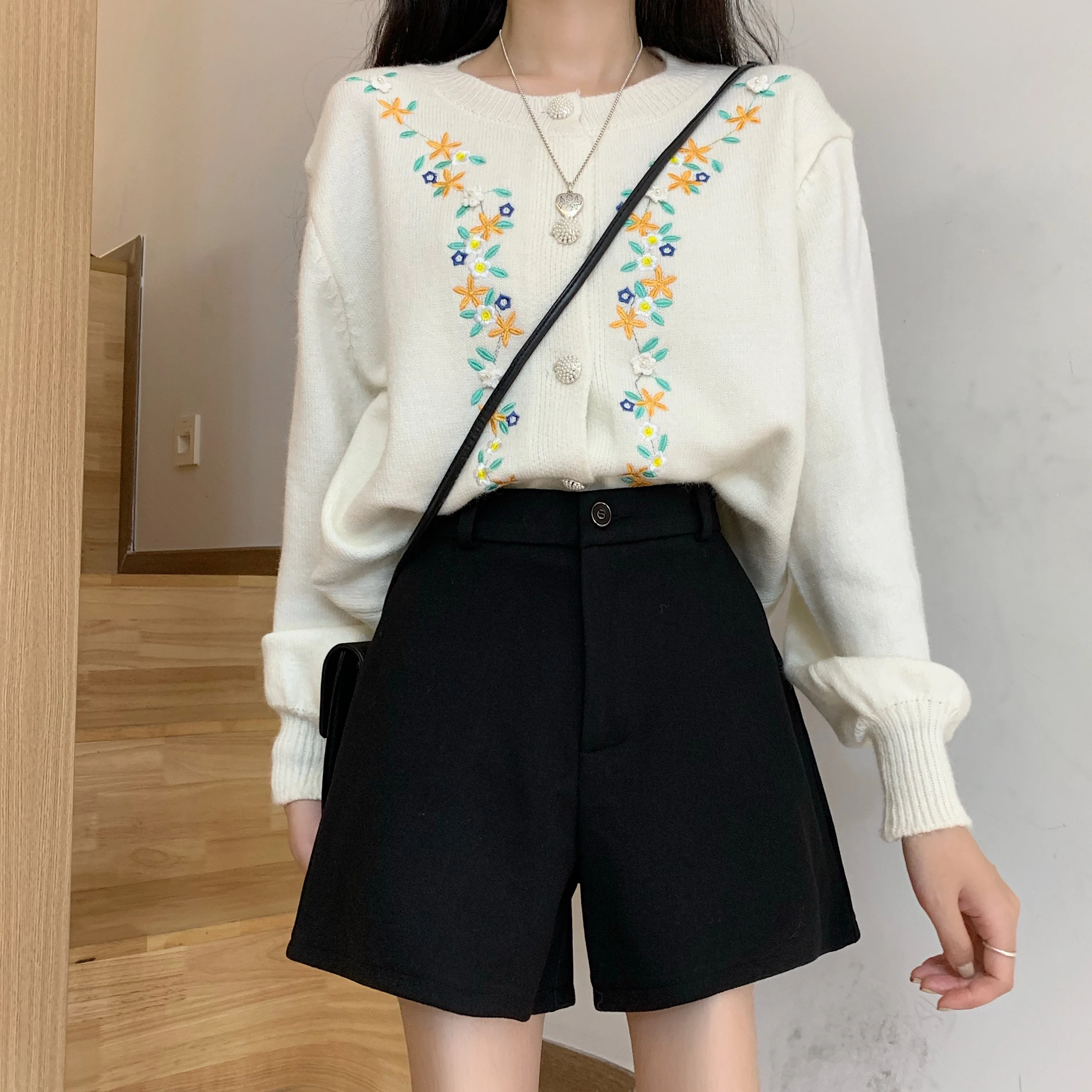 YTX1905 2021 new women new Korean woolen shorts loose and versatile outer wear pants
YTX1905 2021 new women new Korean woolen shorts loose and versatile outer wear pants