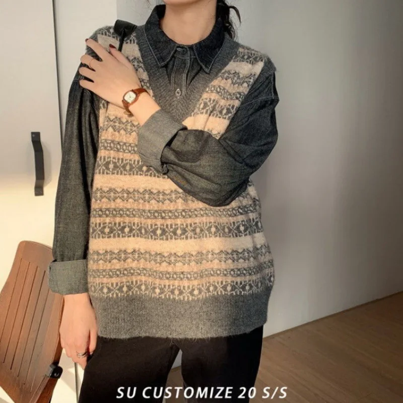 Autumn and Winter New Products V-neck Knitted Striped Vest Vest Sweater Women's Outer Wear Loose Trend 
Autumn and Winter New Products V-neck Knitted Striped Vest Vest Sweater Women's Outer Wear Loose Trend