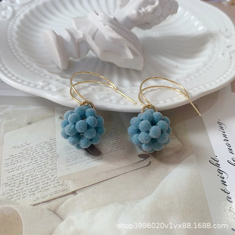 Purple grape sweet girl heart s925 silver needle flocking earrings 2020 autumn and winter new wild earrings
Purple grape sweet girl heart s925 silver needle flocking earrings 2020 autumn and winter new wild earrings