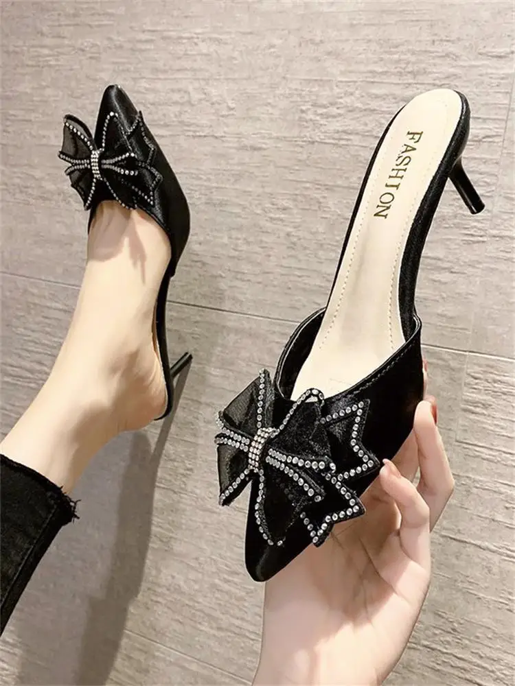 Женские тапочки в стиле панк с бантом Стразы милые с острым носком на шпильке весна-осень модные темпераментные тапочки Muller.
Женские тапочки в стиле панк с бантом Стразы милые с острым носком на шпильке весна-осень модные темпераментные тапочки Muller.