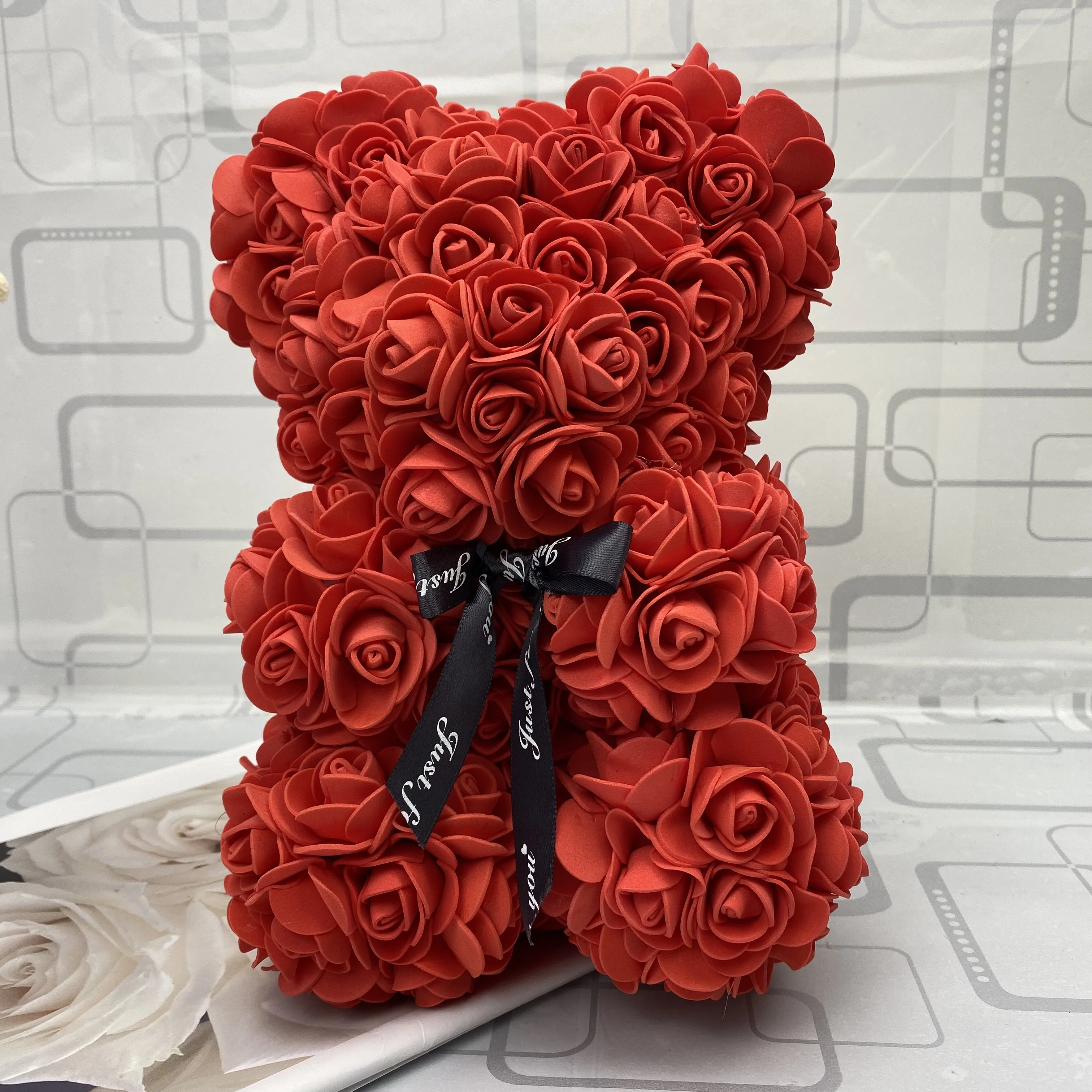 Медвежонок из искусственных роз ко дню св. Валентина (25 см)