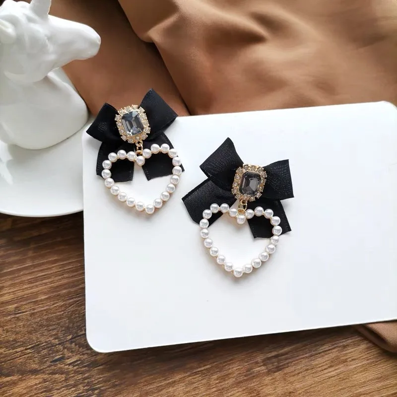 Sweet Jewelry Black Bowknot Earrings 2021 New Design Crystal Glass Simulated Pearls Heart Drop Earrings For Girl
Sweet Jewelry Black Bowknot Earrings 2021 New Design Crystal Glass Simulated Pearls Heart Drop Earrings For Girl