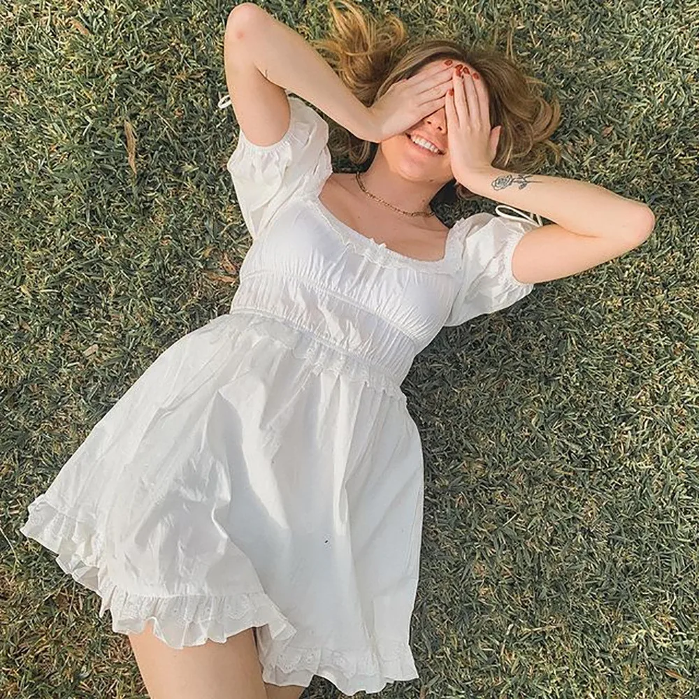 Платье женское однотонное с квадратным вырезом, милое вечернее белое ТРАПЕЦИЕВИДНОЕ с пышными короткими рукавами, с завышенной талией, лет... 
Платье женское однотонное с квадратным вырезом, милое вечернее белое ТРАПЕЦИЕВИДНОЕ с пышными короткими рукавами, с завышенной талией, лет...