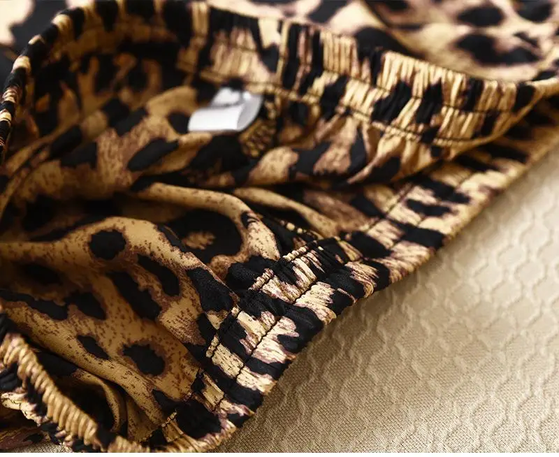 Casual 2PCS Sleep Set Pyjamas Loose Nightwear Female Satin Sleepwear Printed Houndstooth Nightwear Turn-down Collar Pajamas Suit
Casual 2PCS Sleep Set Pyjamas Loose Nightwear Female Satin Sleepwear Printed Houndstooth Nightwear Turn-down Collar Pajamas Suit