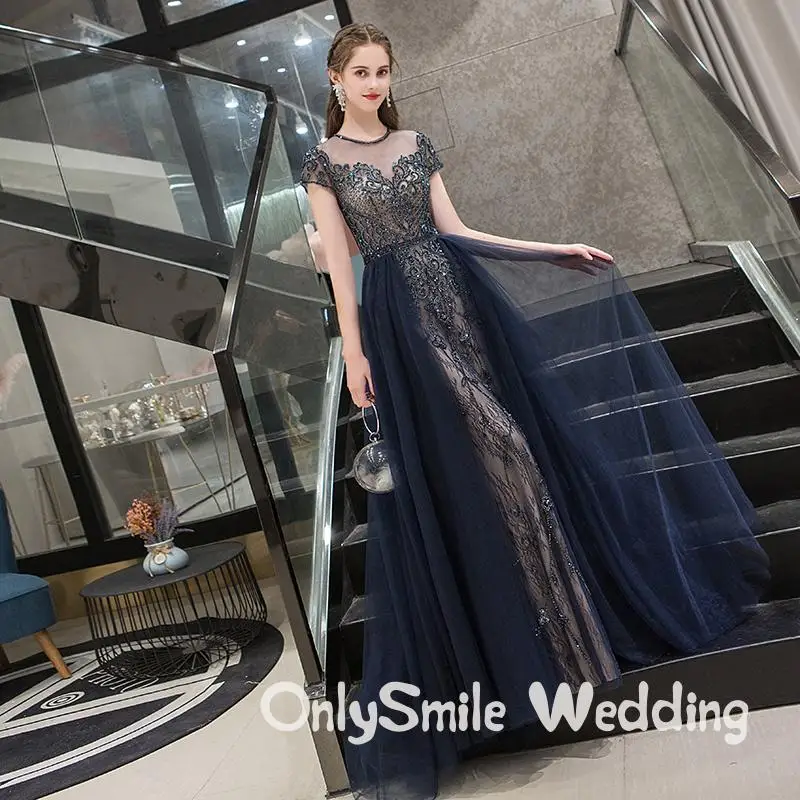Navy Blue Long Prom Dresses Boat Neck Crystals Beaded Tulle Vestido de Festa Tulle Evening Gown Competition Pageant Dresses
Navy Blue Long Prom Dresses Boat Neck Crystals Beaded Tulle Vestido de Festa Tulle Evening Gown Competition Pageant Dresses