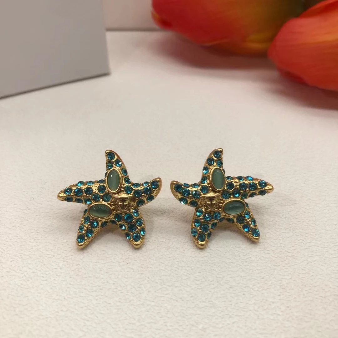 Vintage green gems inlaid goth simple golden tanjiro stud earrings fashion jewelry for women
Vintage green gems inlaid goth simple golden tanjiro stud earrings fashion jewelry for women