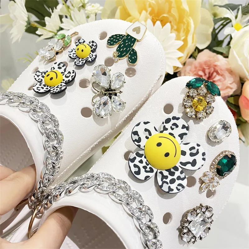 New 1pcs HOT Smile Flower Butterfly Rhinestone Shoe Charms Clog Charms Designer Clog Decoration for DIY Clog Women’s Gift
New 1pcs HOT Smile Flower Butterfly Rhinestone Shoe Charms Clog Charms Designer Clog Decoration for DIY Clog Women’s Gift