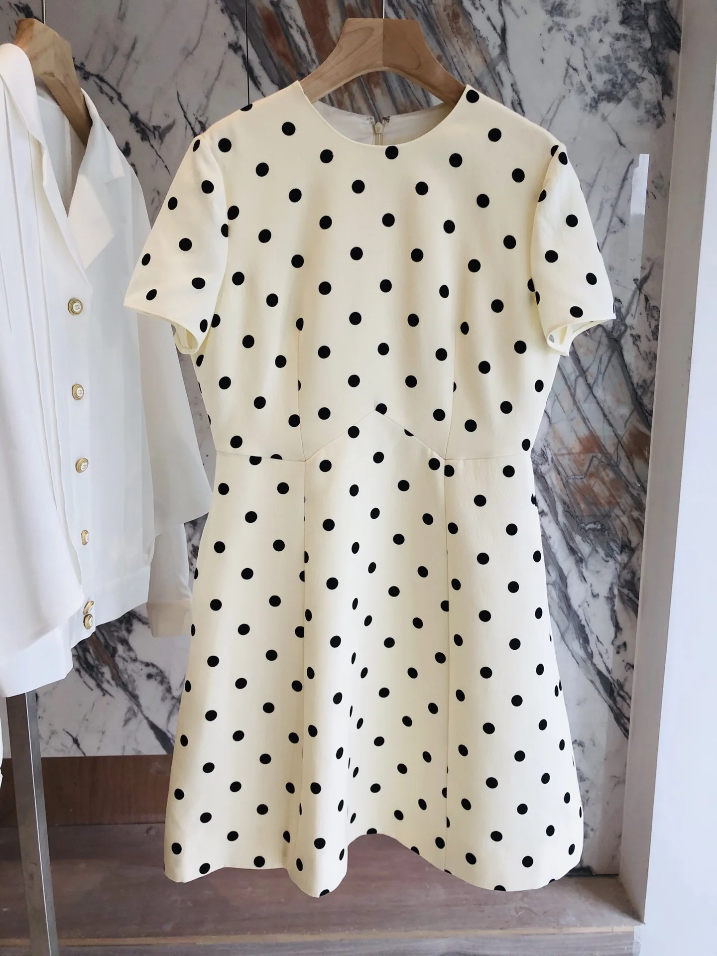 2021 poplin, calico dress back hollow out pineapple bowknot adornment show thin waist of the dress
2021 poplin, calico dress back hollow out pineapple bowknot adornment show thin waist of the dress