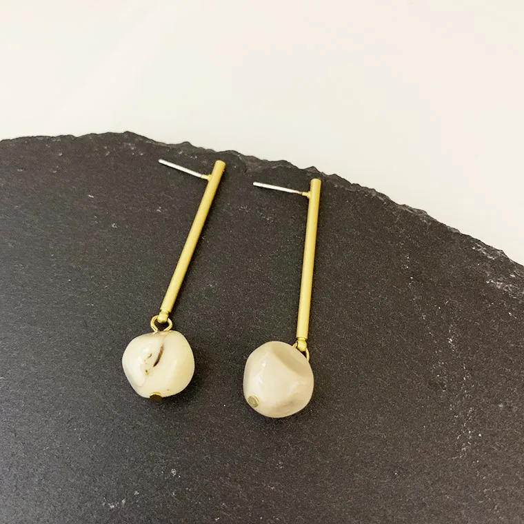 Korea Simple Metal Resin Earrings Female Acrylic Retro Temperament Drop Earrings for Women
Korea Simple Metal Resin Earrings Female Acrylic Retro Temperament Drop Earrings for Women