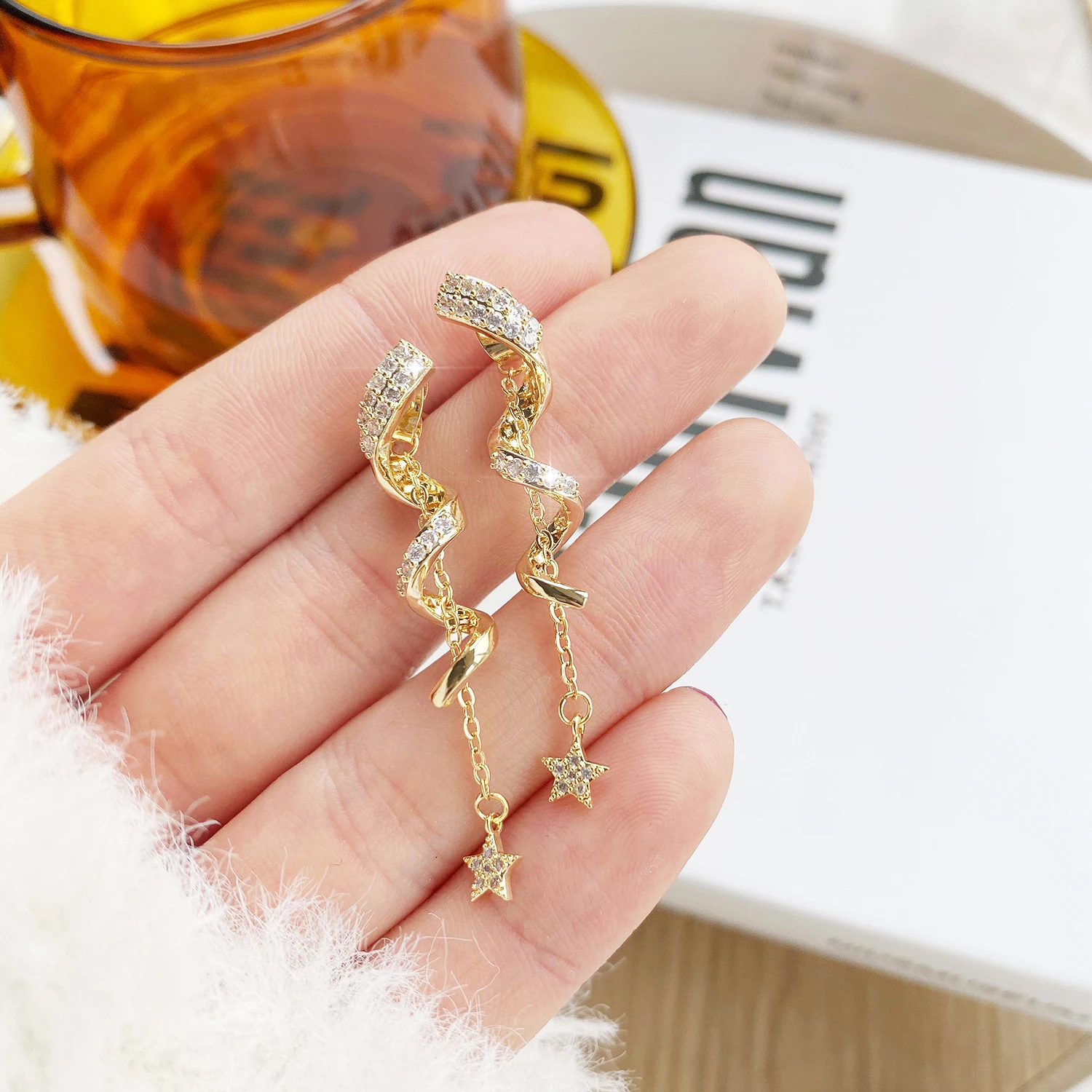 Luxury Irregular Twist Shape Cute Bling Zircon Stone Hanging Earrings for Women Fashion Jewelry Daily Jewelry Gift
Luxury Irregular Twist Shape Cute Bling Zircon Stone Hanging Earrings for Women Fashion Jewelry Daily Jewelry Gift