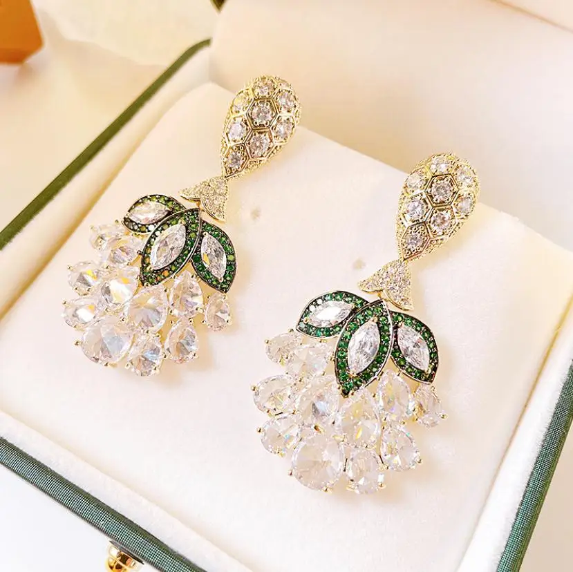 Hand-made creative grape earrings with micro-inset zircon ice-cracked pink green leaves and exaggerated personality stud
Hand-made creative grape earrings with micro-inset zircon ice-cracked pink green leaves and exaggerated personality stud