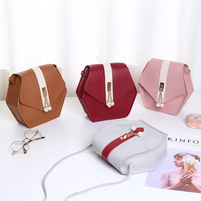 Women's Bag Collision Pearl Pendant Bag Hexagon One Shoulder Fashion Leisure Mobile Phone Bag Gift Bag Luxury Bags 
Women's Bag Collision Pearl Pendant Bag Hexagon One Shoulder Fashion Leisure Mobile Phone Bag Gift Bag Luxury Bags