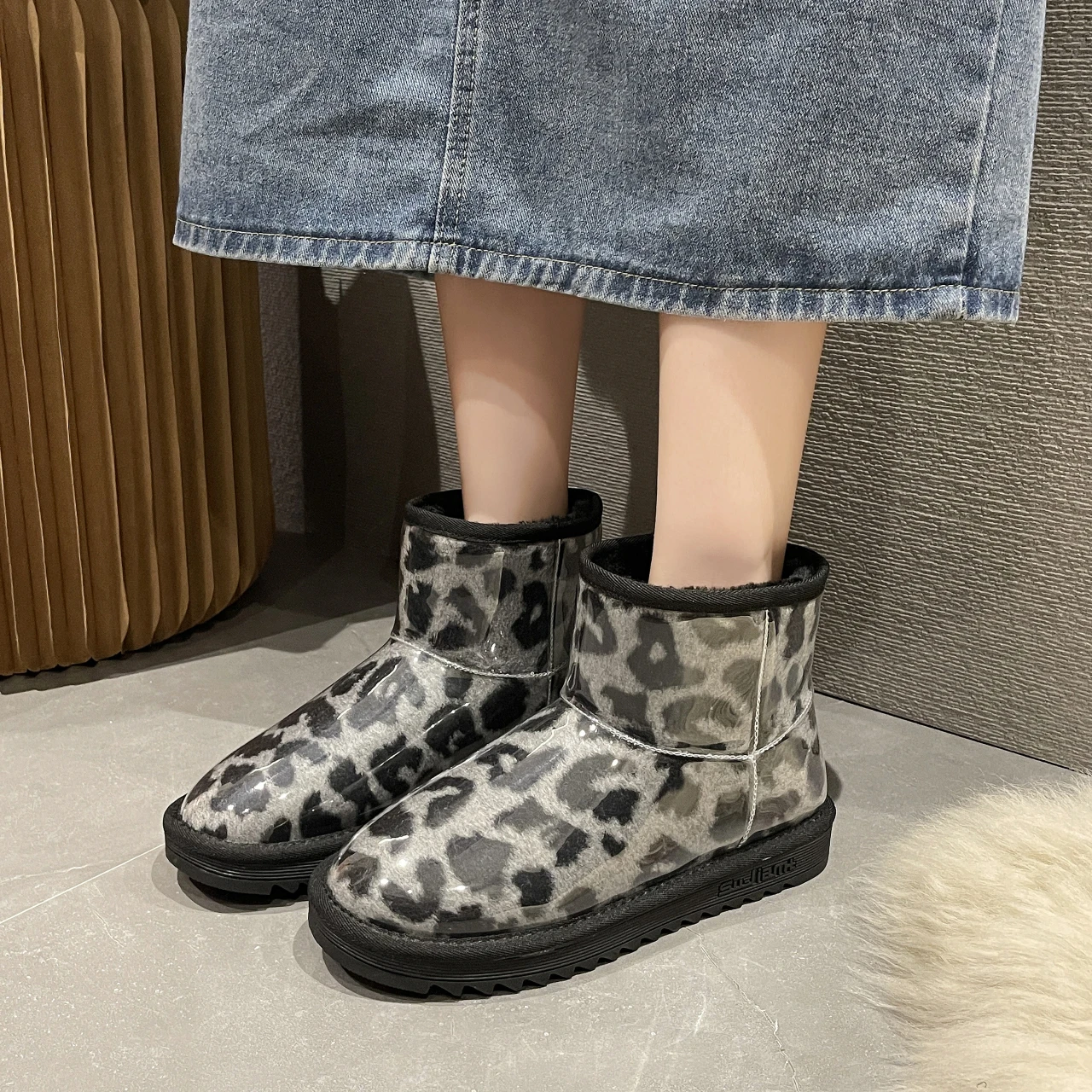DeeLerShion Leopord Snow Boots Women Wool Ankle Boots Cow Suede Leather Slip-On Winter Warm Fur Lady Shoes Handmade
DeeLerShion Leopord Snow Boots Women Wool Ankle Boots Cow Suede Leather Slip-On Winter Warm Fur Lady Shoes Handmade