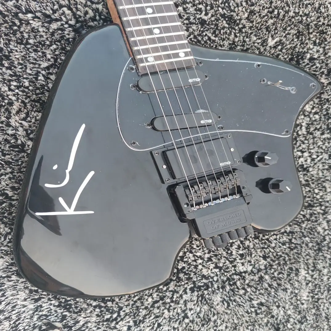 Retro gk4t black headless electric guitar, black metal hardware with vibrato arm guitar, free transportation
Retro gk4t black headless electric guitar, black metal hardware with vibrato arm guitar, free transportation