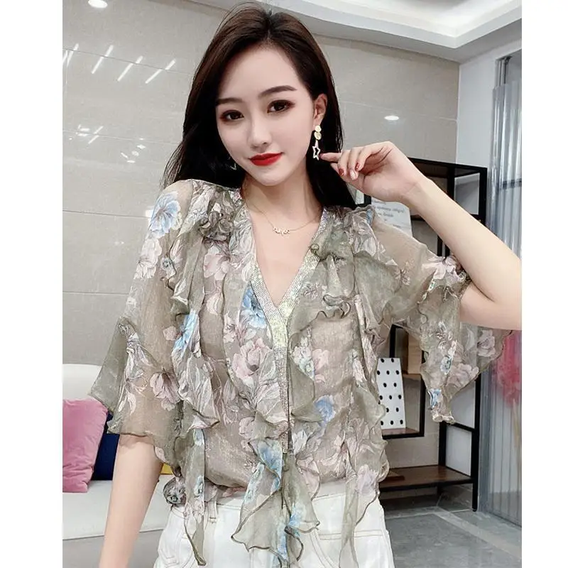 Broken Flower Chiffon shirt for women 2021 summer new V Ruffle collar for belly covering and hot diamond bottomed shirt
Broken Flower Chiffon shirt for women 2021 summer new V Ruffle collar for belly covering and hot diamond bottomed shirt
