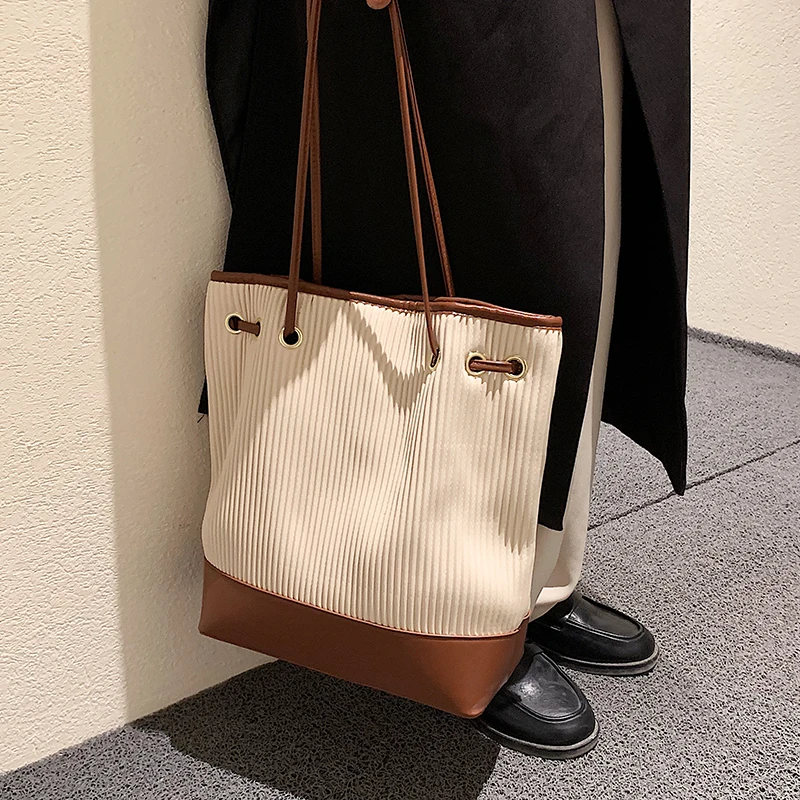 Large-capacity Bag 2021 New Female Autumn and Winter All-match Shoulder Commuter Handbag Niche Bucket Bags Luxury Designer Purse
Large-capacity Bag 2021 New Female Autumn and Winter All-match Shoulder Commuter Handbag Niche Bucket Bags Luxury Designer Purse