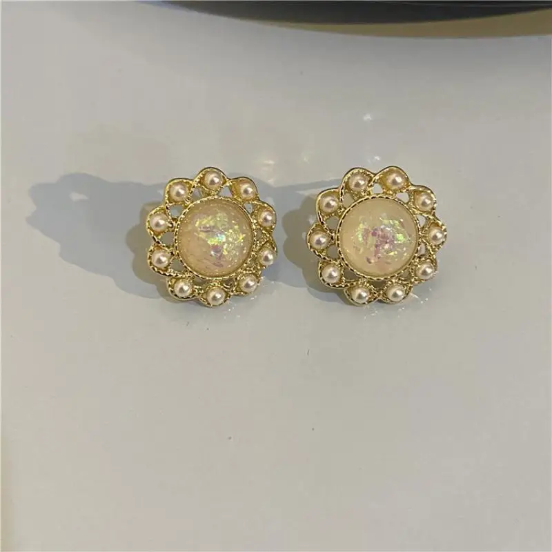 Gold Foil Fine Flashing Pearl Earrings Niche Design Temperament Wild Sweet Earrings French Vintage Earrings Women
Gold Foil Fine Flashing Pearl Earrings Niche Design Temperament Wild Sweet Earrings French Vintage Earrings Women