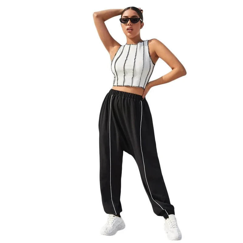 Summer 2021 Hot Sales Contrast Color Vertical Print Round Collar Cropped Tanks Slim Short Vest Top Women
Summer 2021 Hot Sales Contrast Color Vertical Print Round Collar Cropped Tanks Slim Short Vest Top Women