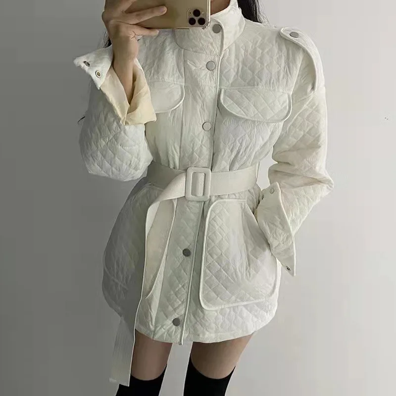 Женская зимняя хлопковая куртка с воротником-стойкой и карманами
Женская зимняя хлопковая куртка с воротником-стойкой и карманами