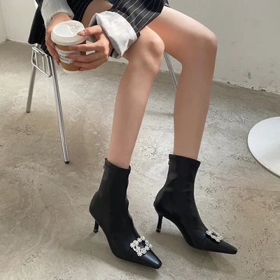 2021 Black Satin Crystal Square Toe High Heel Woman Boots Genuine Leather Thin Heels Slip-On Designer Brand Luxury Short Boots
2021 Black Satin Crystal Square Toe High Heel Woman Boots Genuine Leather Thin Heels Slip-On Designer Brand Luxury Short Boots