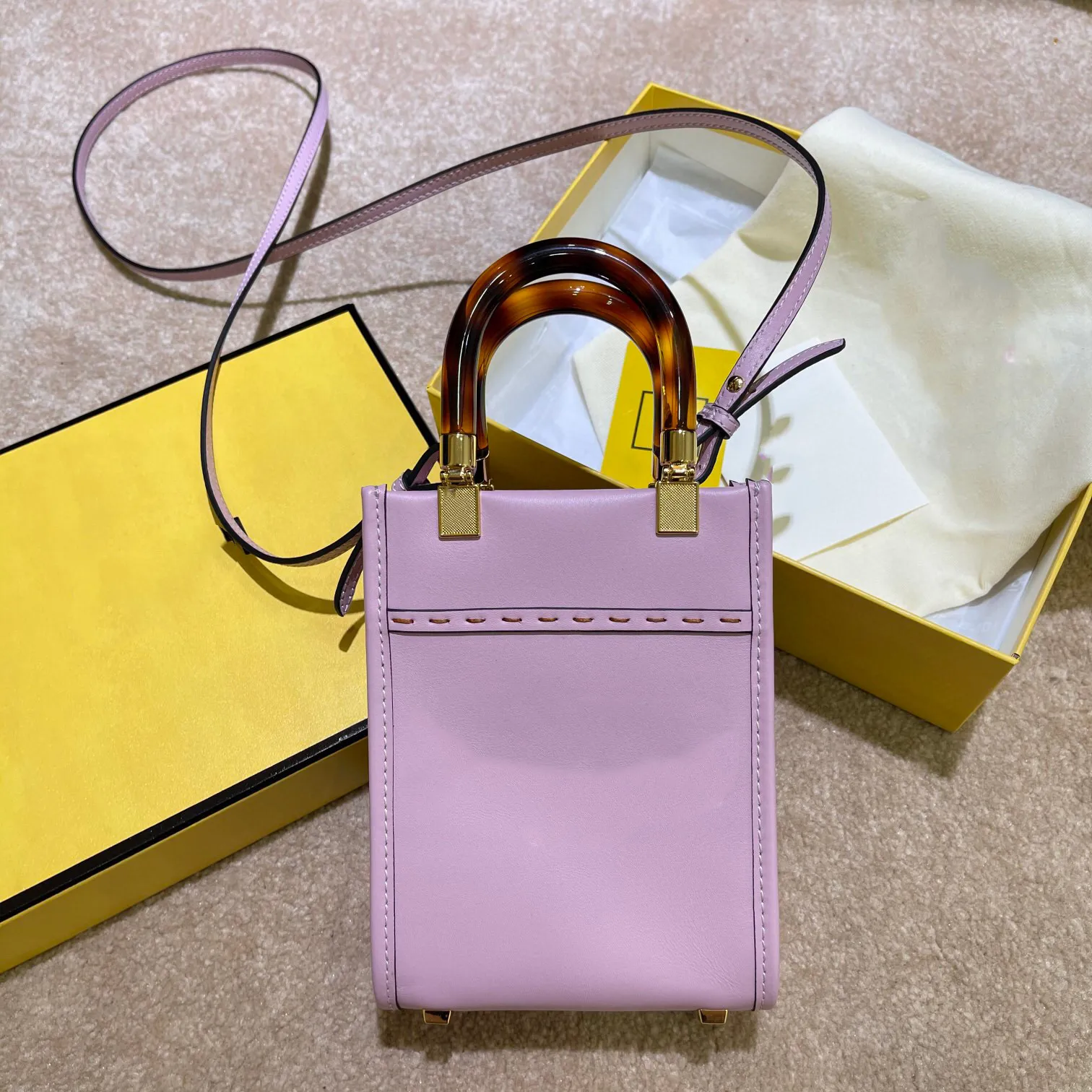 2021 New Women's Knitting Portable Messenger Bag, Plastic Handle Design, Mini Cute Style, Young Girl's Favorite, Leisure Fashion
2021 New Women's Knitting Portable Messenger Bag, Plastic Handle Design, Mini Cute Style, Young Girl's Favorite, Leisure Fashion