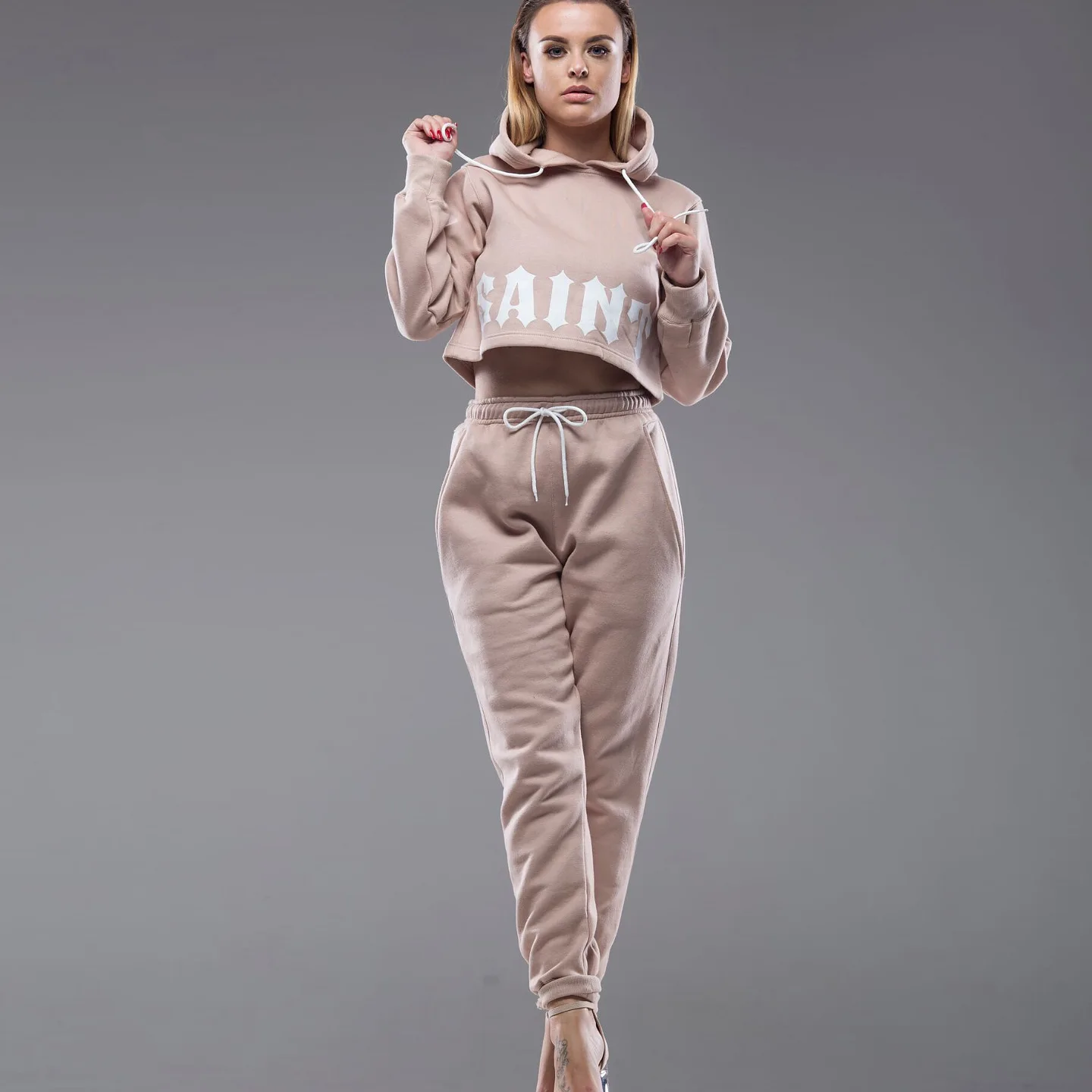 Donsignet Fashion Women's Suit Spring New Hooded Collar Pullover Navel Solid Color Letter Printing Short Trousers Two-piece Suit
Donsignet Fashion Women's Suit Spring New Hooded Collar Pullover Navel Solid Color Letter Printing Short Trousers Two-piece Suit
