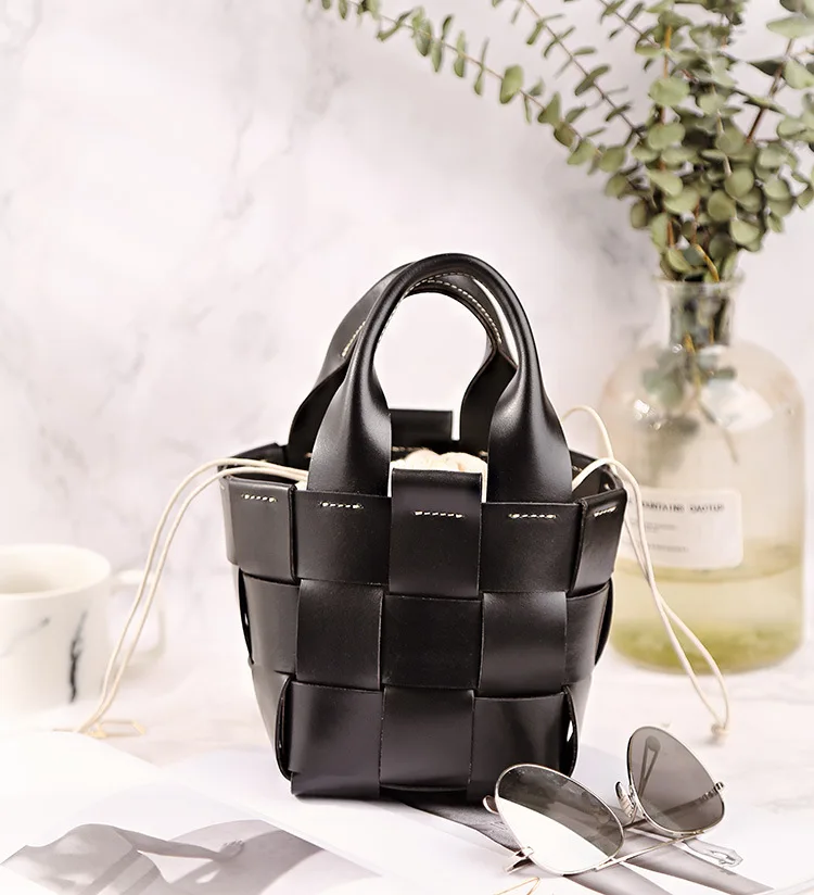 2021 new leather ladies messenger bag head layer cowhide art niche woven shoulder bag vegetable basket tanned leather bucket bag
2021 new leather ladies messenger bag head layer cowhide art niche woven shoulder bag vegetable basket tanned leather bucket bag
