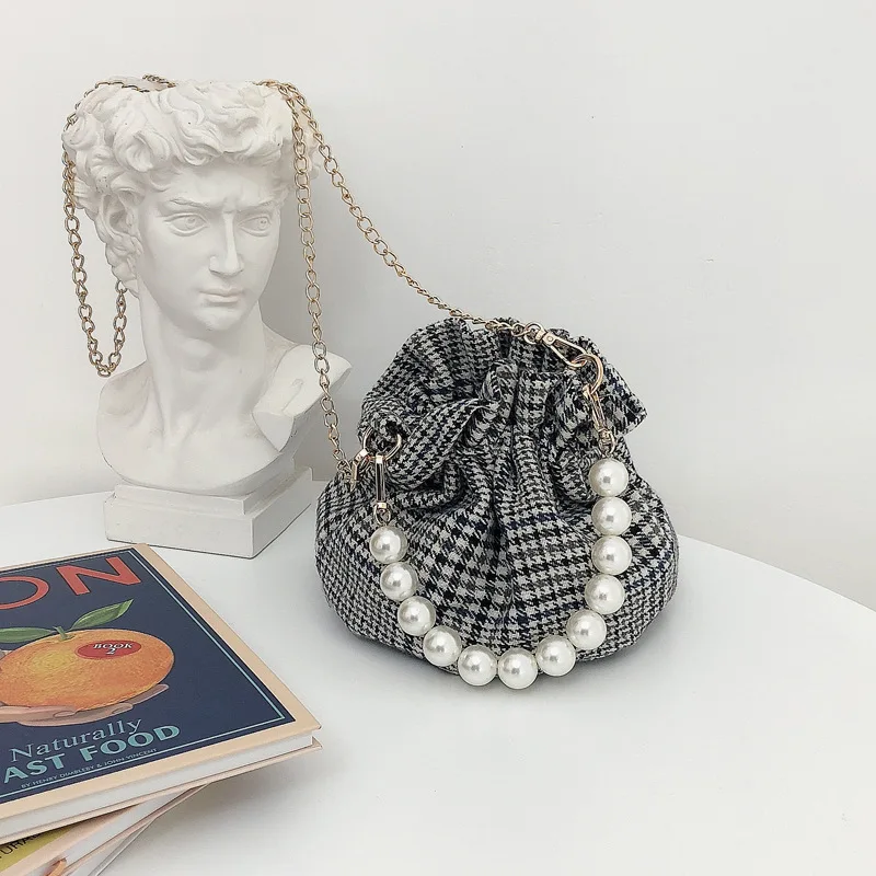 Women's pearl chain handbags travel one-shoulder messenger bag women's cloud bag small chain bag 
Women's pearl chain handbags travel one-shoulder messenger bag women's cloud bag small chain bag