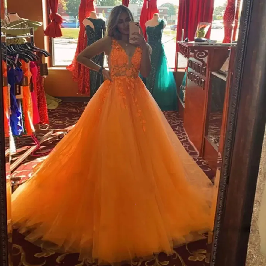 V Neck Prom Dresses Open Back Sexy Special Party Women Wear Beaded Lace Applique A Line Tulle Evening Gowns
V Neck Prom Dresses Open Back Sexy Special Party Women Wear Beaded Lace Applique A Line Tulle Evening Gowns