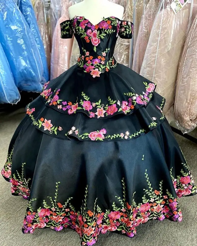 Mexican Black Embroidered Quinceanera Dresses Floral Applique Off The Shoulder Bandage Homecoming Dress Cheap Prom Ball Gowns
Mexican Black Embroidered Quinceanera Dresses Floral Applique Off The Shoulder Bandage Homecoming Dress Cheap Prom Ball Gowns