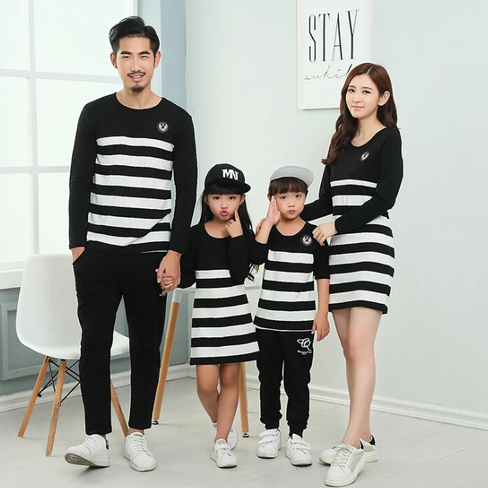 Family Set Striped Mother Daughter Dresses Father Son T Shirt Mommy and Me Clothes Matching Outfits Look Parent-Child Clothing
Family Set Striped Mother Daughter Dresses Father Son T Shirt Mommy and Me Clothes Matching Outfits Look Parent-Child Clothing
