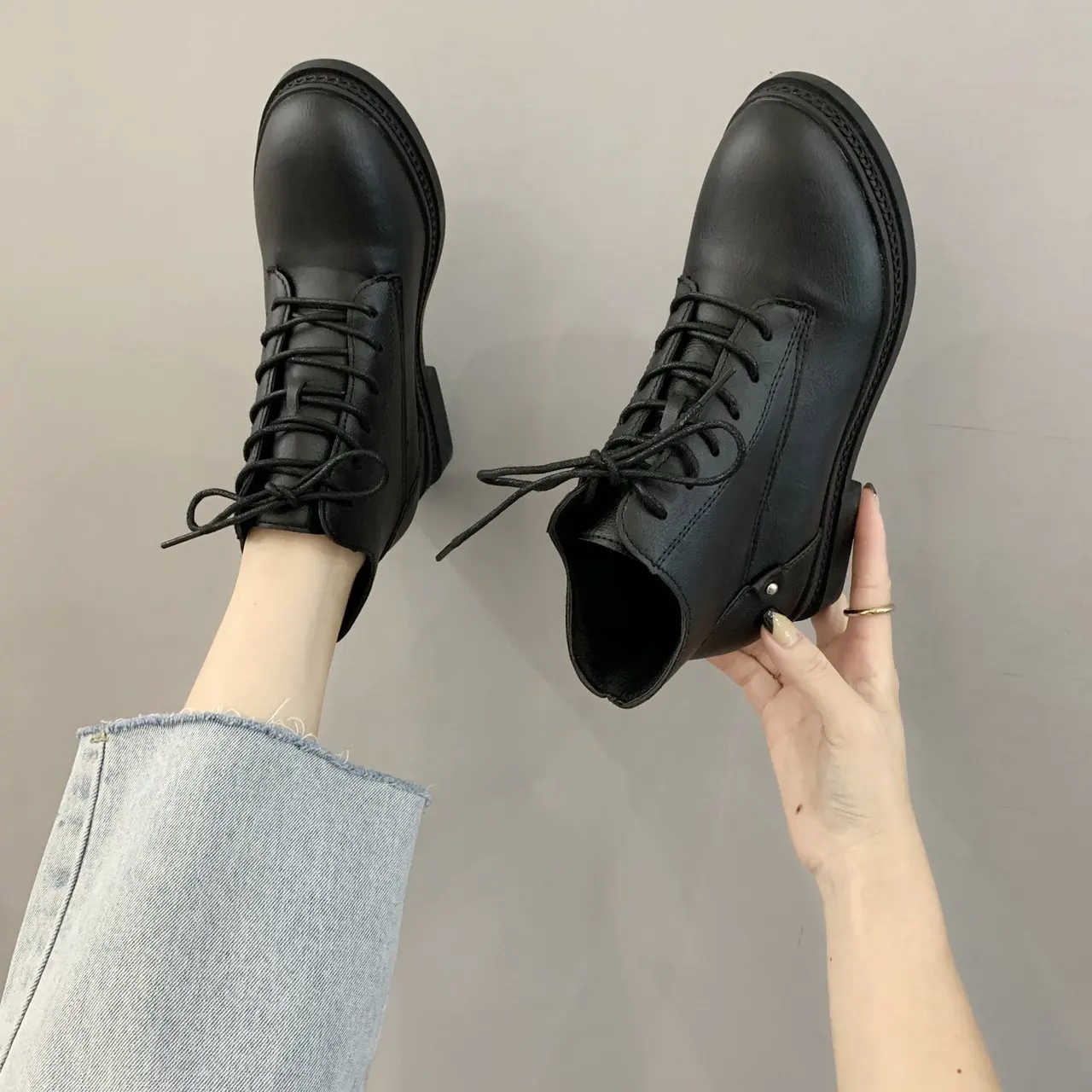 Popular Autumn New Korean Fashion Handsome Lace-up Motorcycle Boots Net Red Thick-soled Casual Round Toe Boots Women 
Popular Autumn New Korean Fashion Handsome Lace-up Motorcycle Boots Net Red Thick-soled Casual Round Toe Boots Women