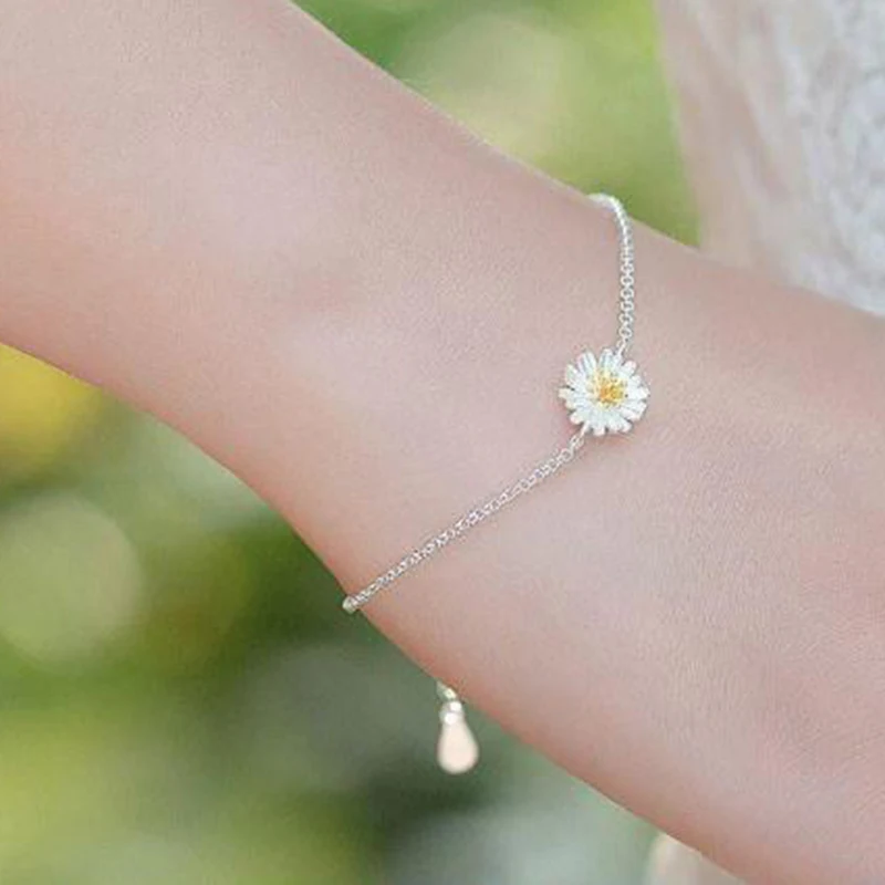 Женский браслет с подвесками, с цветком Маргаритки 
Женский браслет с подвесками, с цветком Маргаритки
