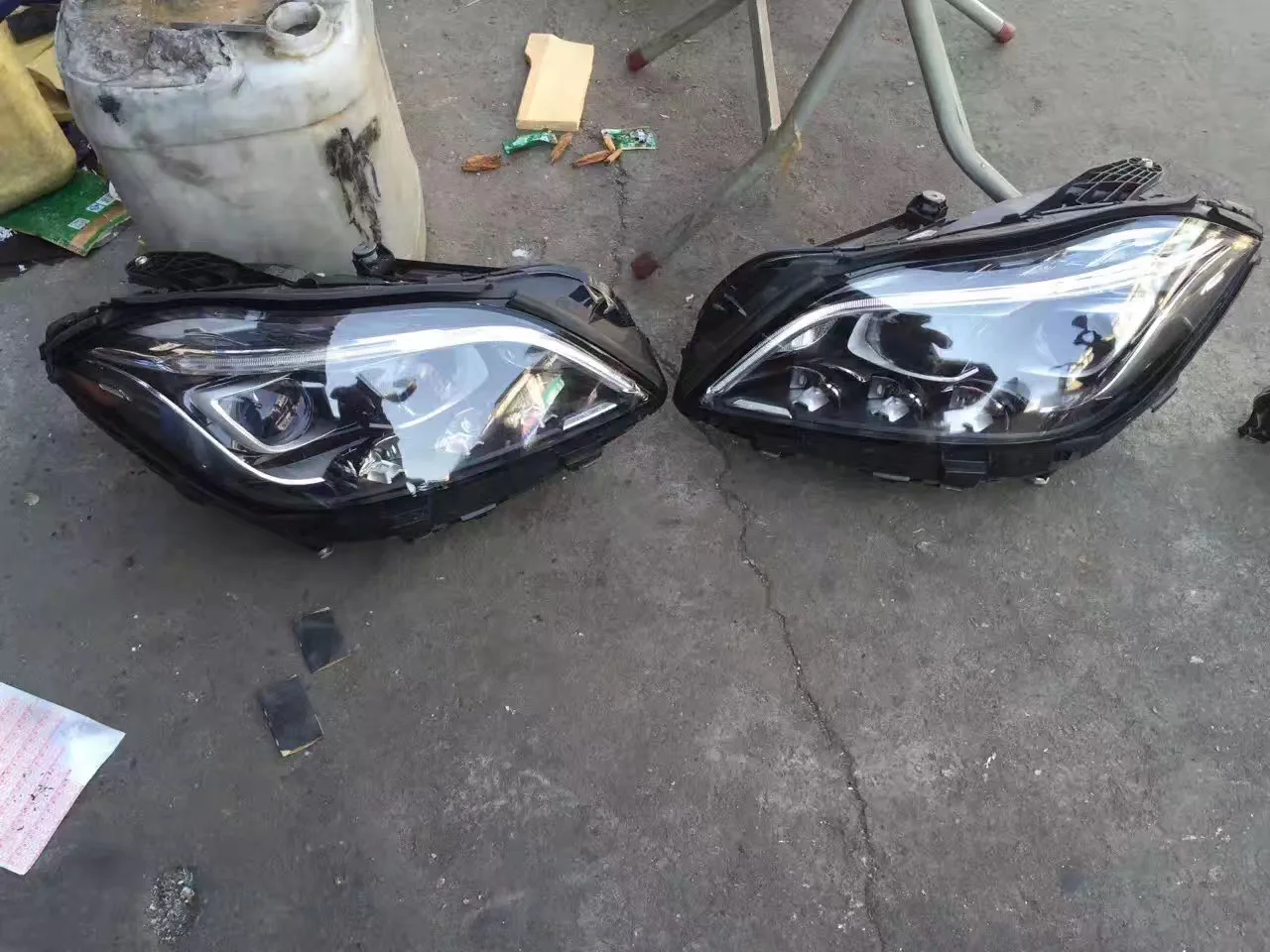 CLS 300 CLS 350 CLS 450 W218 219 CLS 400 Headlight Assembly Factory Dismantling
CLS 300 CLS 350 CLS 450 W218 219 CLS 400 Headlight Assembly Factory Dismantling