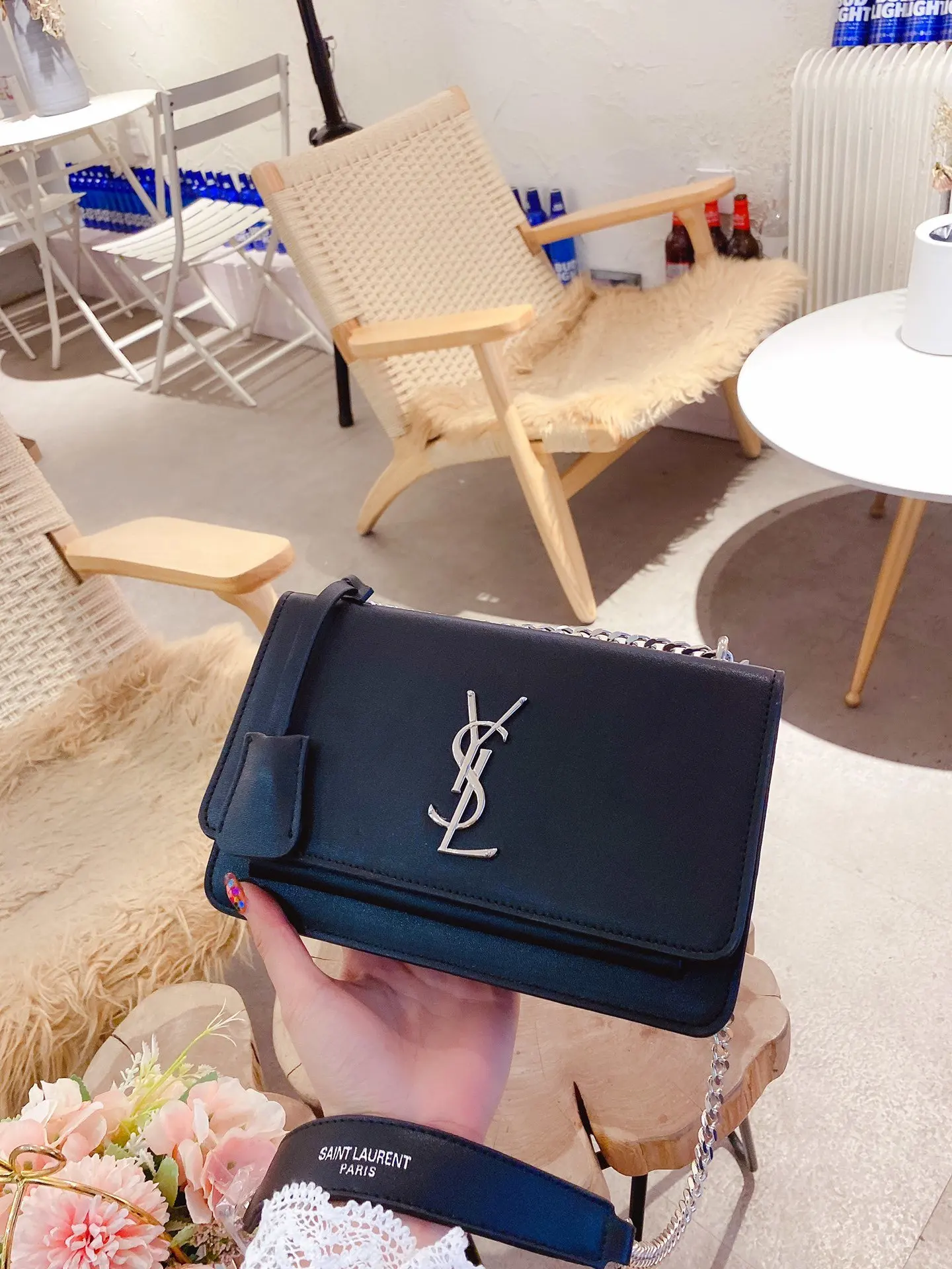 Bolso de hombro de cuero con cadena de metal para mujer, bandolera femenina de alta calidad, diseo lujoso y prctico
Bolso de hombro de cuero con cadena de metal para mujer, bandolera femenina de alta calidad, diseo lujoso y prctico