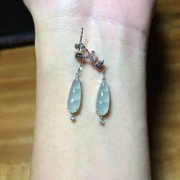 Natural chalcedony smooth and translucent bean earrings Chinese retro creative charm women's brand silver jewelry
Natural chalcedony smooth and translucent bean earrings Chinese retro creative charm women's brand silver jewelry